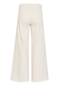 Pantaloni a gamba larga color crema in tessuto denim con vita alta e due tasche posteriori. La texture è liscia con dettagli di cucitura minima.