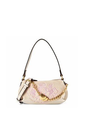 Beige Juicy Couture schoudertas met roze geborduurd logo, gouden ketting en hartvormige bedels, verstelbare riem met zwarte rand en ritssluiting.