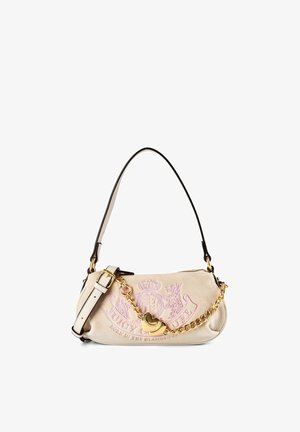 Borsa a tracolla Beige Juicy Couture con logo ricamato rosa, catena dorata e ciondoli a forma di cuore, tracolla regolabile con rifiniture nere e chiusura con zip.