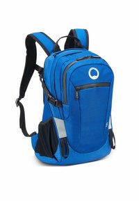 Mochila azul con superficie texturizada, compartimentos espaciosos, detalles de malla negra, correas ajustables y acolchadas, y un logo circular en la parte delantera.