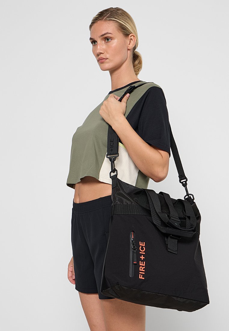 Schwarze Tasche aus strukturiertem Stoff, mit mehreren Traggriffen und einer seitlichen Reißverschlusstasche, die das "FIRE + ICE"-Logo in Orange zeigt.