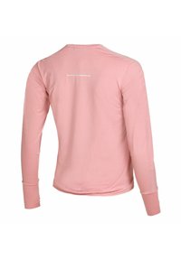 Langærmet skjorte i blødt pink stof, med rund hals, tætsiddende ærmer, reflekterende detalje på ryggen og glat tekstur.