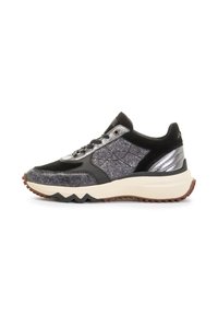 Sneakers con un design nero e argento, realizzati con materiali misti tra cui camoscio e tessuto testurizzato, con una suola color crema a contrasto e un motivo a zigzag.