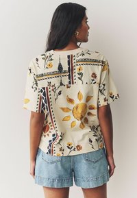 Next SHORT SLEEVE CREW NECK - Trükipildiga T-särk - ecru white sunflower floral placement print