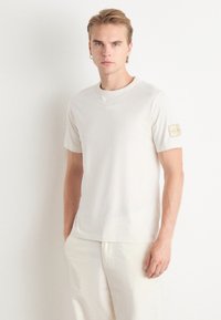 Calvin Klein Jeans BADGE REGULAR TEE - Pamata T-krekls - ivory