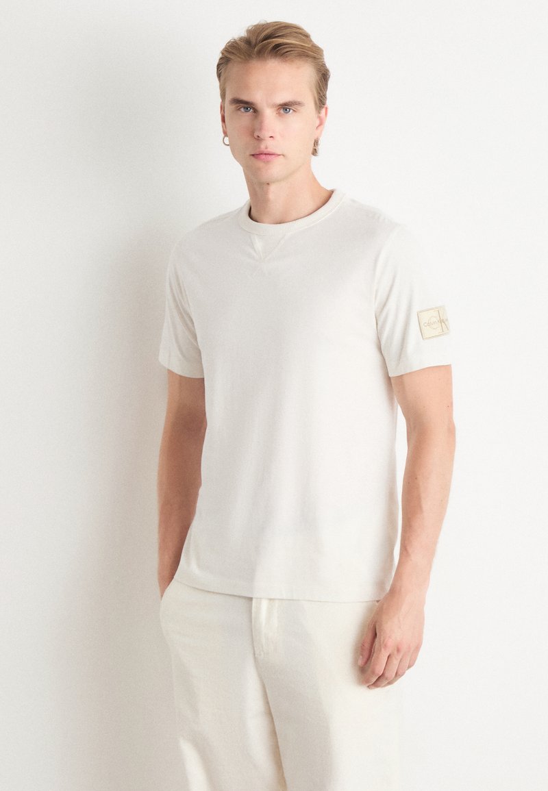 Calvin Klein Jeans BADGE REGULAR TEE - Pamata T-krekls - ivory