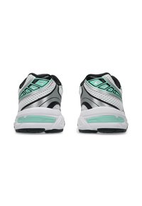 Běžecké boty s bílou síťovinou, černými akcenty a stříbrnými detaily. Zelené prvky na patě a mezipodešvi zlepšují design.