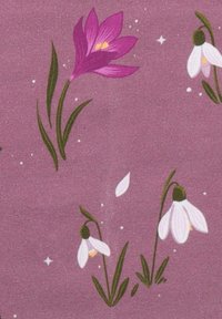 Blumenstoffdesign mit lila Blumen und weißen Schneeglöckchen auf einem strukturierten, mauvefarbenen Hintergrund, mit grünen Stängeln und dezenten sternenhaften Akzenten.