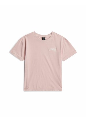 Jasnoróżowy T-shirt z krótkim rękawem, okrągłym dekoltem i małym białym logo "G-Star" na lewej piersi na białym tle.