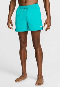 Pantaloni da nuoto turchesi con vita elasticizzata, cordino e piccolo dettaglio del logo; tessuto leggero, taglio a lunghezza ginocchio e orlo dritto.