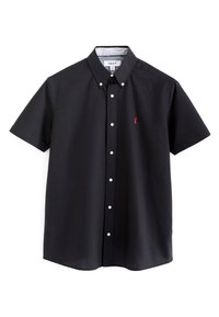 Camisa negra de manga corta con cuello abotonado, botones blancos y un pequeño emblema de langosta roja en el pecho; textura de tela suave.