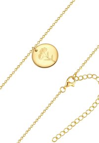 Zelta kaklarota ar apaļu piekariņu, kas rotāts ar iegrieztu zieda dizainu. Virkne ietver omāru aizdari un pagarinājuma saites.