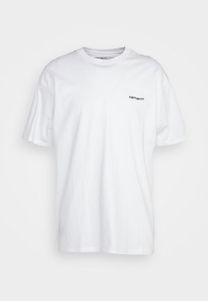 Maglietta bianca a maniche corte con collo a giro, con piccolo logo nero "Carhartt" sul petto a sinistra, mostrata su uno sfondo bianco semplice.