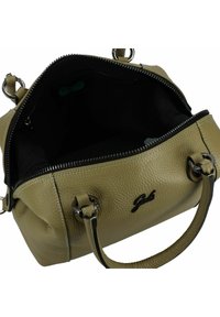 Sac à main en cuir beige avec une surface texturée, intérieur noir, fermeture zippée sur le dessus et deux poignées courtes. Présente le logo de la marque à l'extérieur.