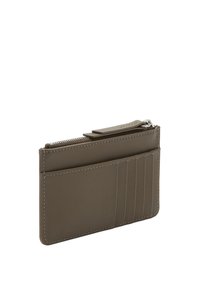 Skórzany portfel na karty w oliwkowej zieleni z przegródką na zamek, czterema miejscami na karty i kontrastującymi przeszyciami; smukły i prostokątny design.