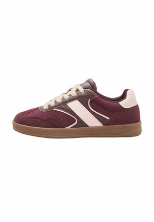 Lavprofil sneaker med vinrøde ruskind og læderpaneler, lyserøde sidelister, cremefarvede snørebånd og gummisål.