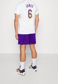 Nike Performance Pantalón corto de deporte - purple