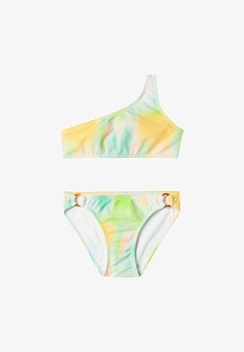 Conjunto de bikini de um ombro com um padrão de tie-dye em tons pastéis de amarelo, verde e azul. O material é suave com acabamentos em metal dourado nas partes de baixo.