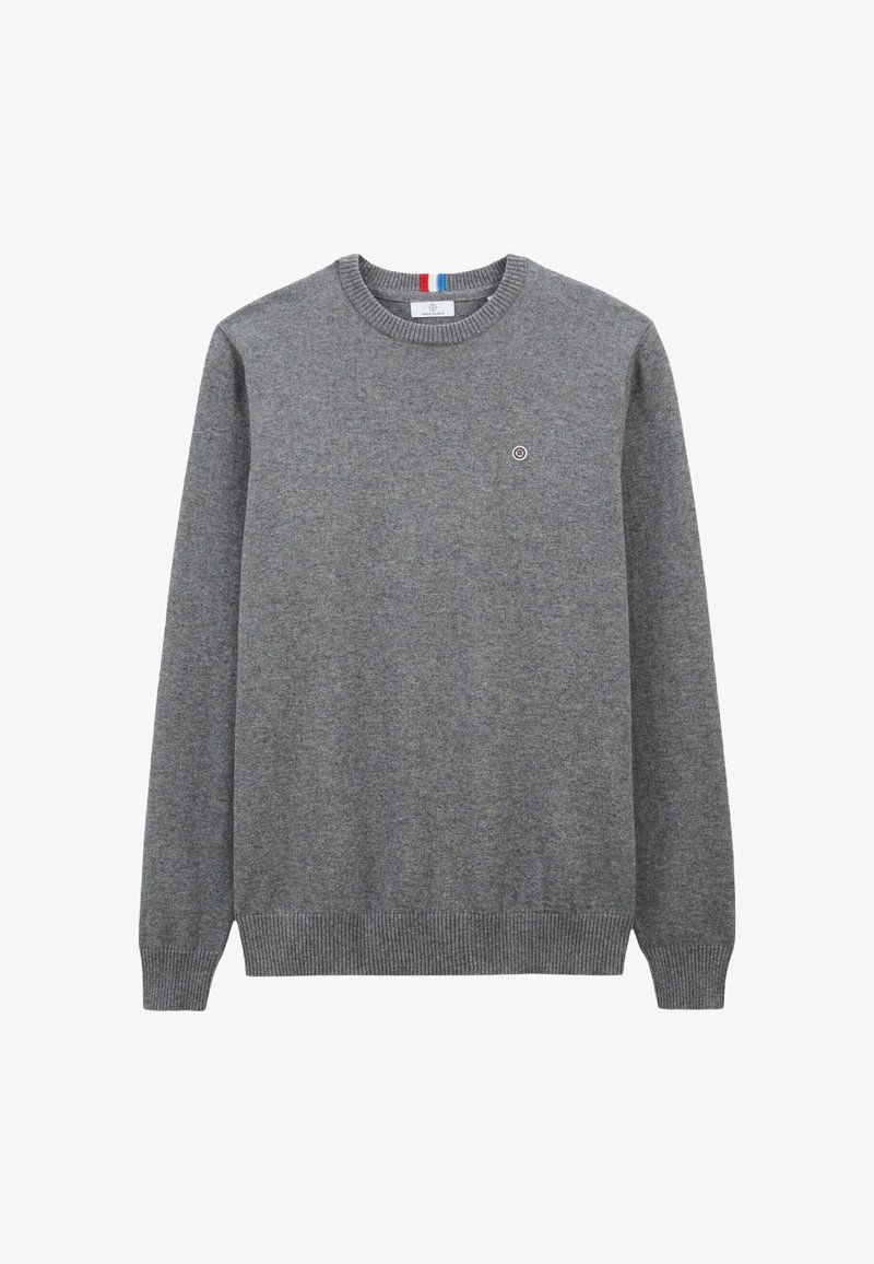 Pull en tricot gris à manches longues, col rond, avec des poignets et un ourlet côtelés, présentant un petit logo sur la poitrine et une rayure colorée sur le col.