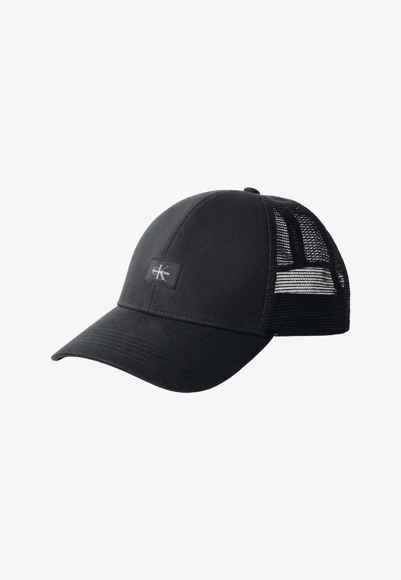 Casquette de baseball noire avec panneaux avant pleins et dos en mesh, avec un petit logo rectangulaire Calvin Klein sur le devant à gauche.