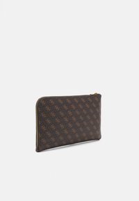 Portafoglio marrone con zip, caratterizzato da un motivo logo ripetuto in un design a copertura totale, texture liscia e dettagli in metallo dorato.