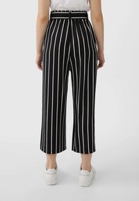 Stradivarius Stoffhose - black