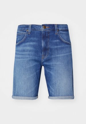 Heledad teksasest lühikesed püksid helesinisena, mis on kergelt kulunud, koos keeratud äärte, viie tasku ja bränditud metallnupuga vööl.