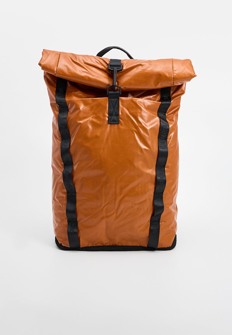 Oranger Rolltop-Rucksack mit schwarzen Riemen, aus glänzendem Material gefertigt. Verfügt über einen sicheren Schnallenverschluss und eine strukturierte Oberfläche. Schlichtes Design.