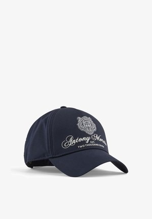 Marineblauwe baseballpet met een tekening van een tijgerkop en de tekst "Antony Morato Est. Two Thousand Seven" aan de voorkant.
