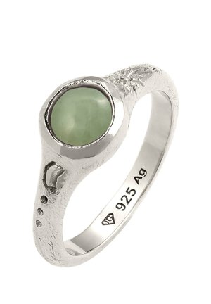 Sølvring med en rund grøn sten, tekstureret bånd med et lille bladdesign og "925 Ag" stempel inde i båndet.