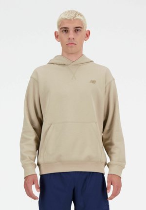 Beige Kapuzenpullover aus weichem Stoff, mit einer Fronttasche, verstellbarem Kordelzug und einem kleinen geprägten Logo auf der Brust.