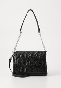 Čierna crossbody taška z faux kože s embosovaným logom, retiazkou a koženými popruhmi, v obdĺžnikovom tvare, textúrovaný povrch, kompaktný dizajn.