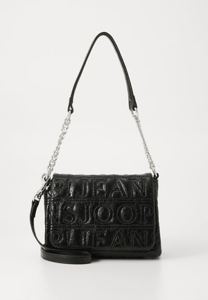 Bolso cruzado de cuero sintético negro con logotipo en relieve, cadenas y correas de cuero, forma rectangular, superficie texturizada, diseño compacto.