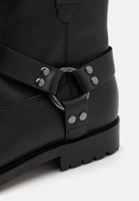Thumbnail Image 6