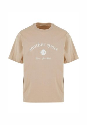 Tricou din bumbac bej, cu mâneci scurte, având text alb "another sport" și o grafică cu mingea de tenis, hem drept cu slituri pe laterale.