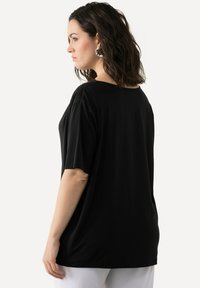 Ulla Popken WATERFALL NECKLINE SHORT SLEEVE  - T-shirt basic - black