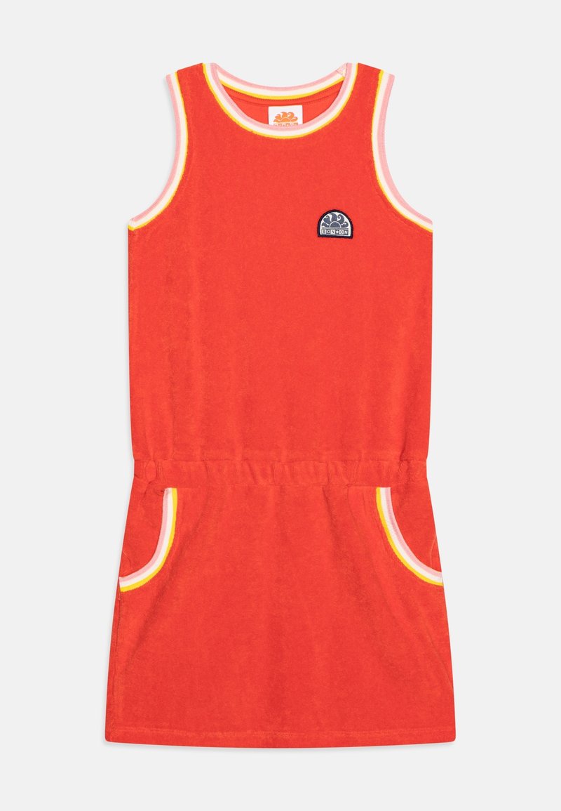 Robe sans manches de couleur orange vif avec une taille élastique, des bordures contrastantes sur les emmanchures et les poches, et un petit logo noir et blanc sur la poitrine.