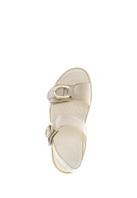 Beige sandaal met twee brede banden, een goudkleurige gespaccent en een gestructureerde voetbed. Zacht materiaal, contoured vorm en platte zool voor comfort.