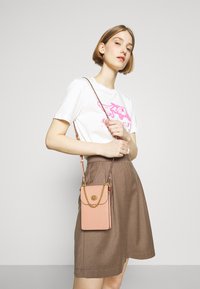 COACH LIV PHONE CROSSBODY - Mala a tiracolo - faded blush
