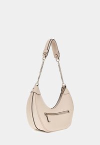 Sac à main en cuir beige au design courbé, avec une bandoulière en chaîne et une poche zippée à l'avant. Texture lisse avec des accents contrastés.