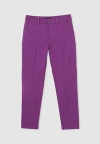 Pantaloni viola su misura con forma strutturata, fronte piatto, passanti per cintura e tasche laterali; texture liscia, senza motivi o decorazioni visibili.