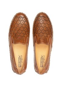 Chaussures à enfiler en cuir marron avec des découpes florales élaborées, bout arrondi, coutures décoratives et doublure intérieure lisse.