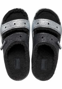 Infradito glitterati neri e argento con due fasce regolabili, morbida foderatura in pelliccia nera e dettagli hardware decorativi.