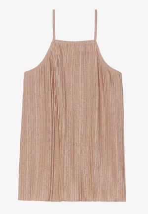Top de tirantes finos en color oro rosa con plisados, que presenta una textura suave y un acabado brillantoso, forma fluida y rayas verticales.