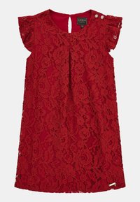 Robe en dentelle rouge avec de courtes manches à volants, ornée de motifs floraux, présentant un dos en fermeture clé et un accent en métal argenté au bas.