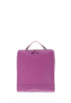 Sac à dos en cuir violet de forme carrée, avec une poignée supérieure et une fermeture éclair. Texture lisse avec un branding discret en bas.