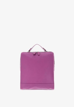 Sac à dos en cuir violet de forme carrée, avec une poignée supérieure et une fermeture éclair. Texture lisse avec un branding discret en bas.
