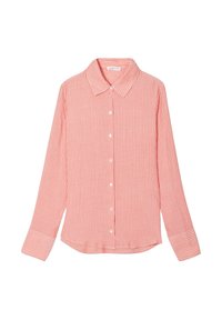 Chemise boutonnée en corail clair avec des rayures verticales blanches ; manches longues ; col ; texture subtile ; ourlet arrondi et fermeture à boutons.