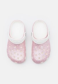 Roze glitter klompen met een witte band, voorzien van ventilatiegaten en een getextureerde binnenkant. Gemaakt van lichtgewicht materiaal, ontworpen voor comfort.