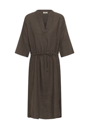 Robe en lin marron longueur genou, manches trois-quarts, encolure en V, taille à cordon et fentes latérales.